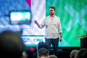 Fachkräftemangel, Entlassungswellen, Jobkiller KI: Das Fachkräfteparadoxon | Dr. Julian Stahl